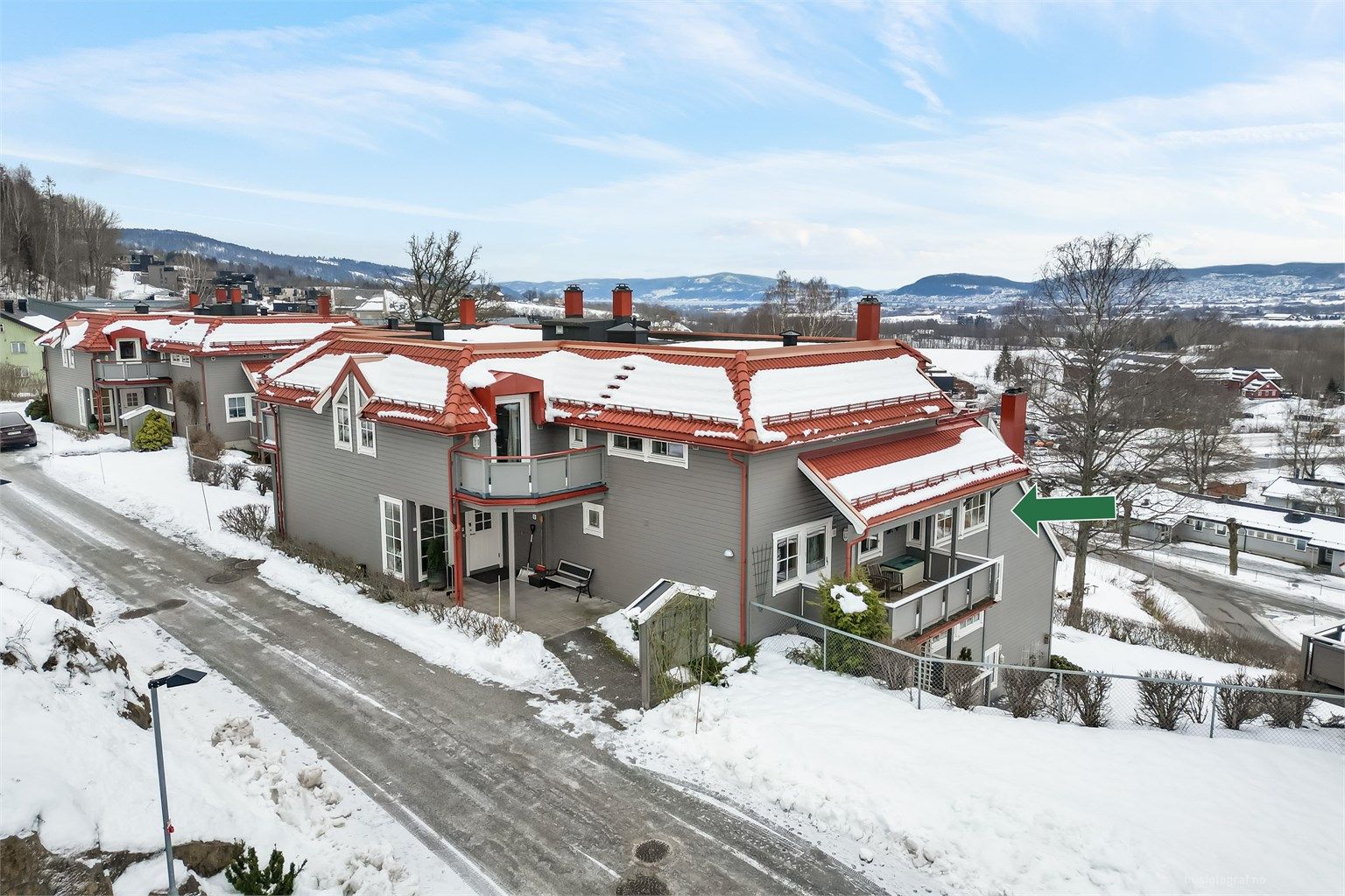 Flott beliggenhet i høyden med adkomst fra bakkeplan. Suveren utsikt over Drammen og Lier. Foto: Haiman Askari/Knipzet AS