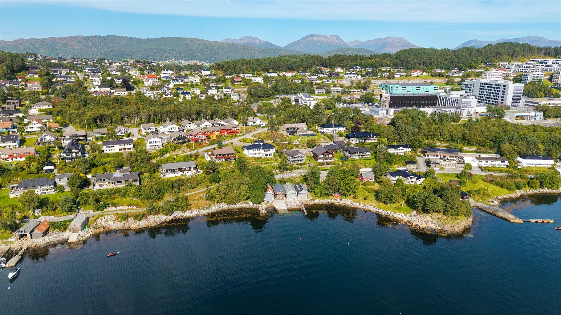 Kort avstand til sykehuset, skoler, barnehager og dagligvarebutikker.