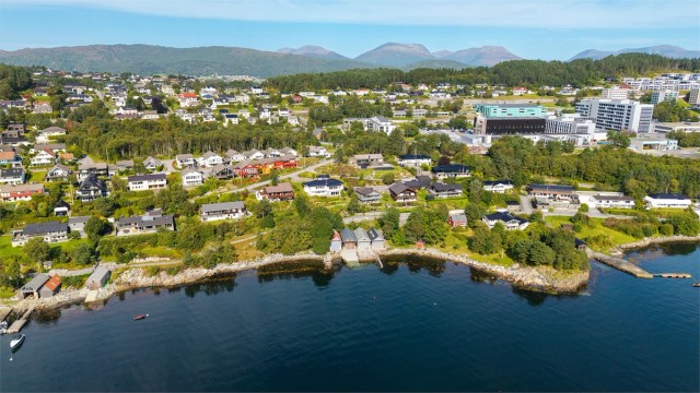 Kort avstand til sykehuset, skoler, barnehager og dagligvarebutikker.