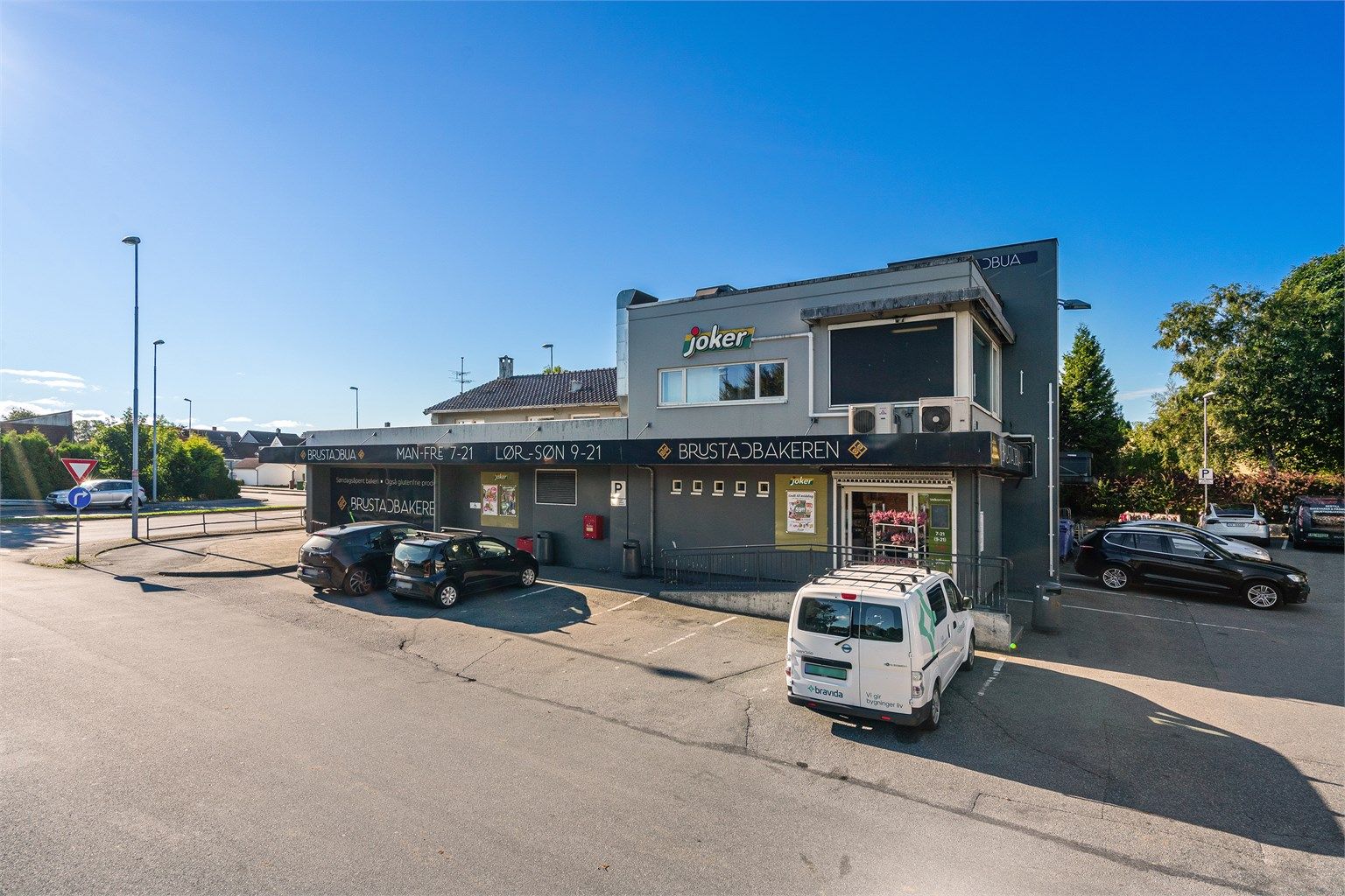 Det er flere dagligvarebutikker i umiddelbar nærhet, blant annet søndagsåpne BrustadBua. 