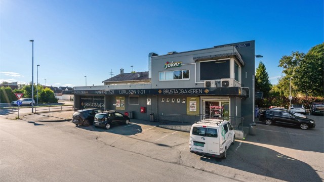 Det er flere dagligvarebutikker i umiddelbar nærhet, blant annet søndagsåpne BrustadBua.