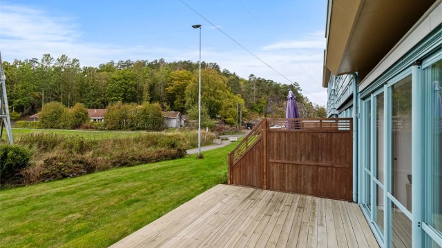 Skjermet uteplass med god plass til sittegruppe og beplantning.