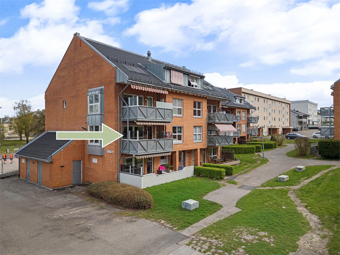 Det er rikelig med gjesteparkeringsplasser på felles parkeringsområde (nylig asfaltert).