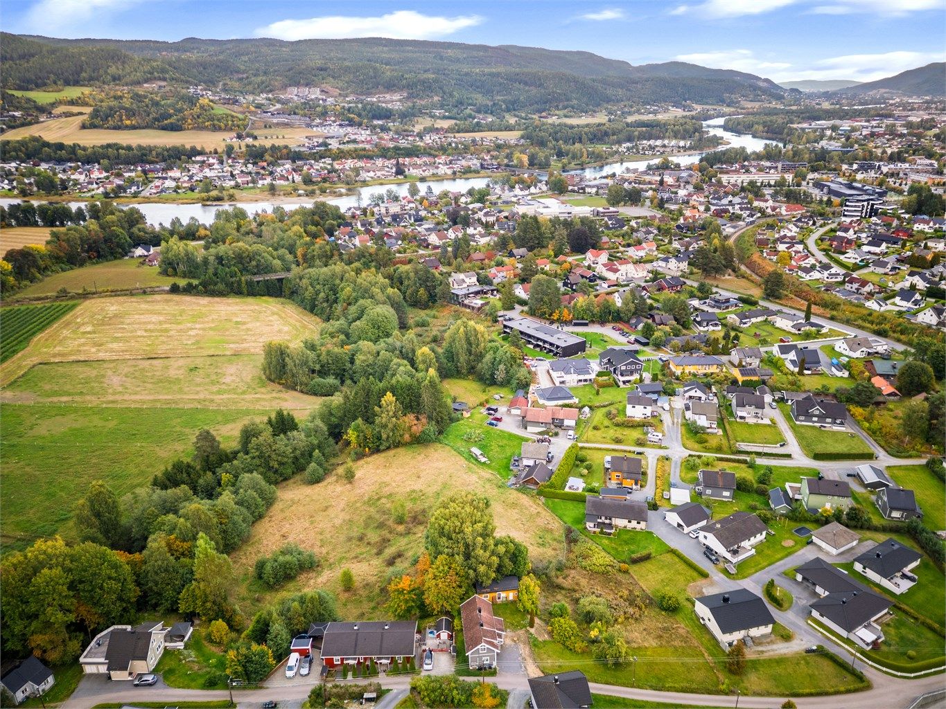 Det er tinglyst en veirett over gnr. 77, bnr. 537 til tomten med gnr. 77, bnr. 318. Adkomstveien går mellom Dølebakkveien 22 og Dølebakkveien 24.