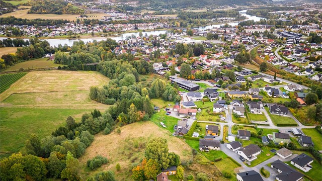 Det er tinglyst en veirett over gnr. 77, bnr. 537 til tomten med gnr. 77, bnr. 318. Adkomstveien går mellom Dølebakkveien 22 og Dølebakkveien 24.