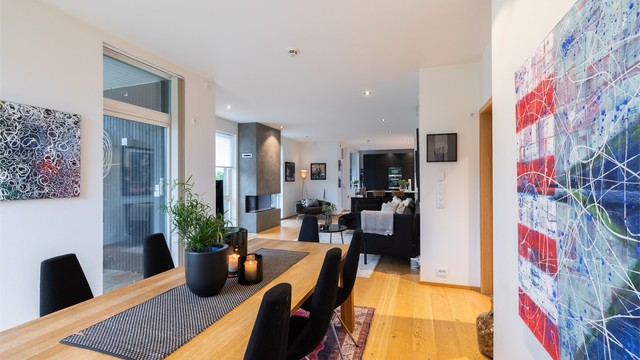 Videre inn er det etablert egen lounge med sofa, tilhørende møblering og tv. Rommet er i henhold til tegninger på ca 55m²