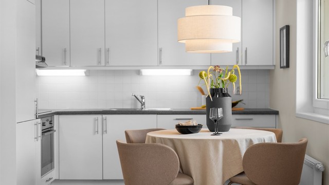 Integrerte hvitevarer består av kjøl/fryseskap, oppvaskmaskin, platetopp og stekeovn