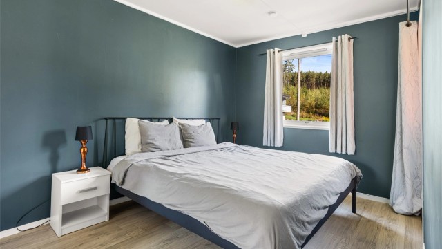 Soverom 1. Utgang til egen balkong.