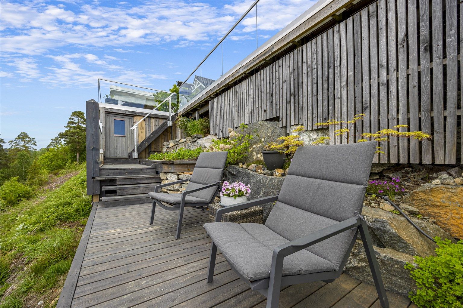 Under deler av terrassen er det etablert en lun terrasse og et drivhus.