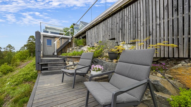 Under deler av terrassen er det etablert en lun terrasse og et drivhus.
