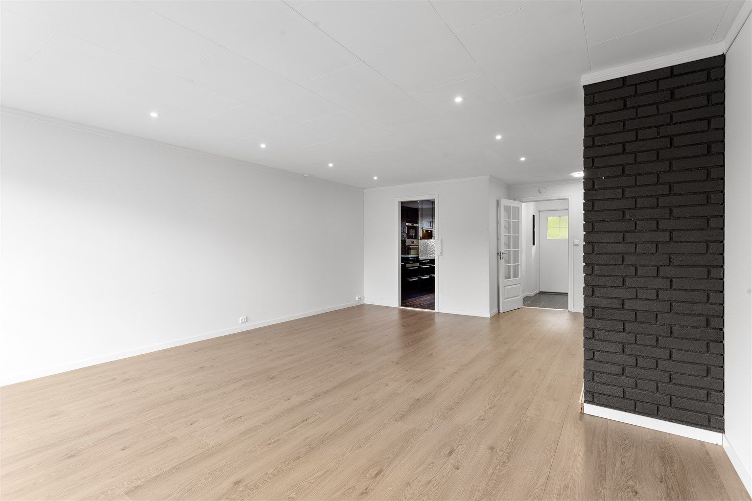 Stuen har downlights i tak.