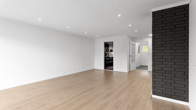 Stuen har downlights i tak.