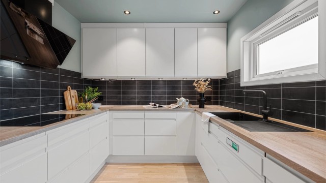 Kjøkkenet er levert av Norema og har et moderne uttrykk med integrerte hvitevarer, god skapplass og rikelig med arbeidsbenk.