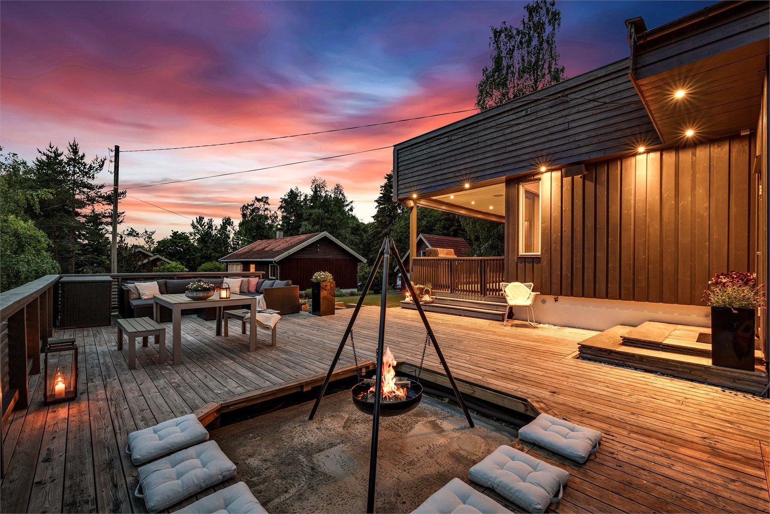 Det er god plass til ulike møbleringer utendørs, som gir rom for både avslapping og middagsselskap.