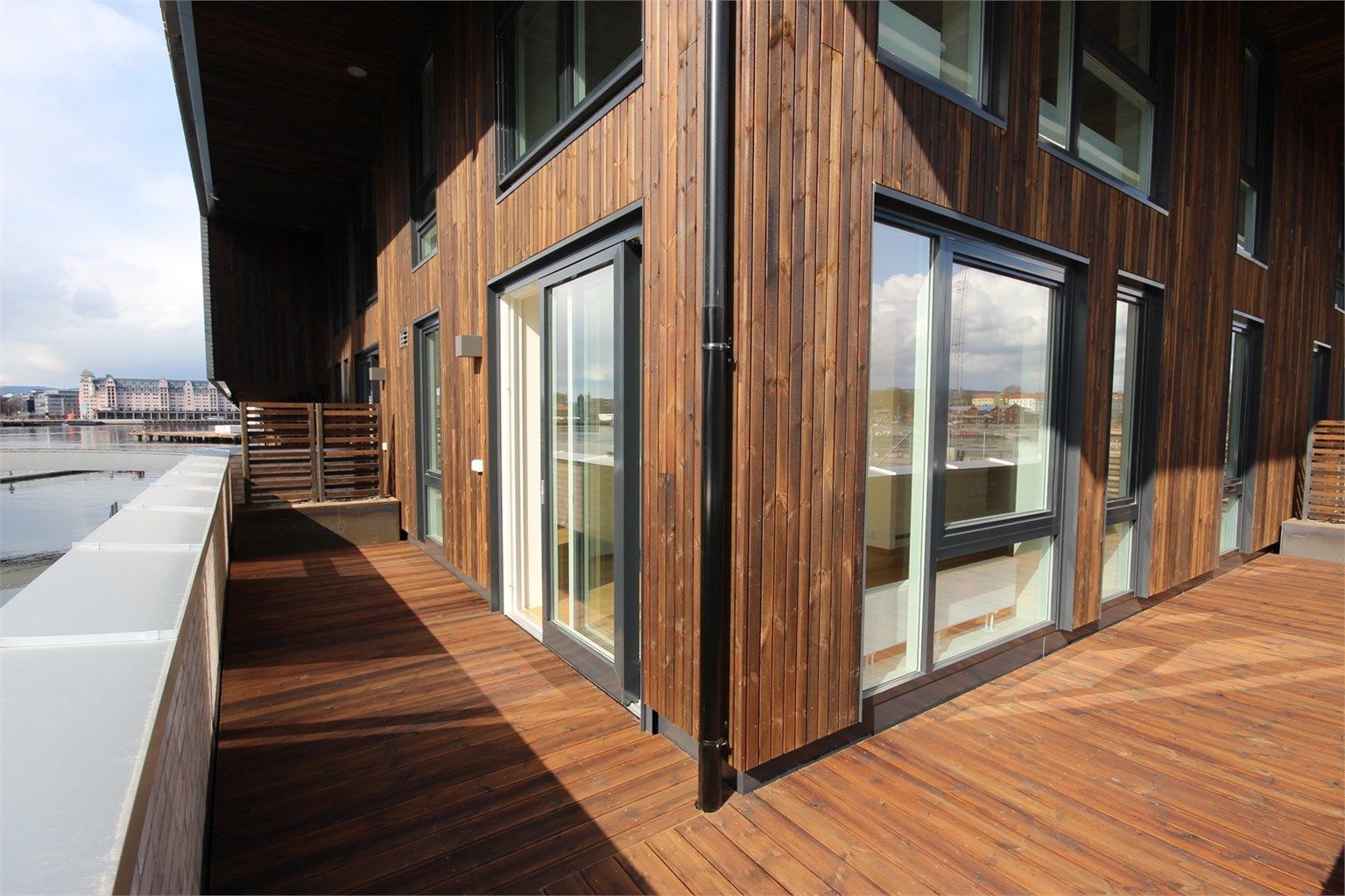 Velkommen til Sørengkaia 51 - En nyere 2-roms med flott beliggenhet. Stor og privat terrasse på 28 kvm. Ledig 01. juli 2026 eller etter avtale!