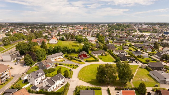 Til sentrum er det få minutter enten du tar buss, sykler eller velger egen bil.