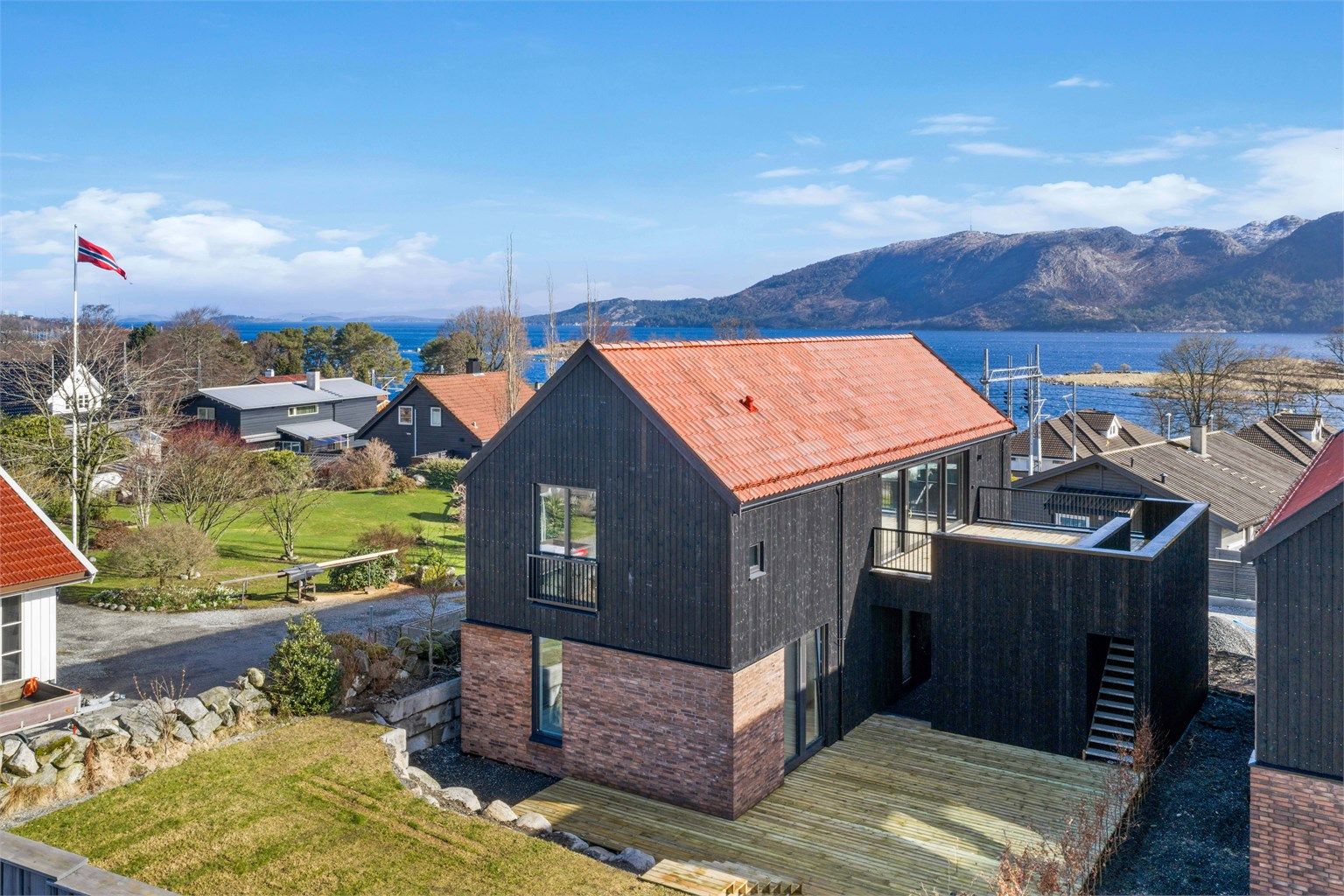 Eiendommen har romslig hage, stor solplatting, takterrasse m.m. Her kan man følge solen fra tidlig morgen og nyte utsynet ned mot fjord og fjell.