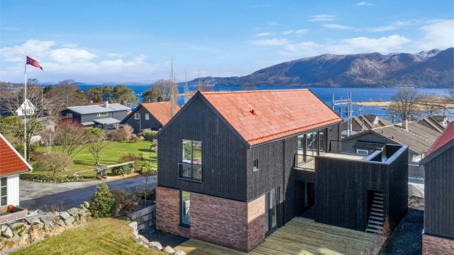 Eiendommen har romslig hage, stor solplatting, takterrasse m.m. Her kan man følge solen fra tidlig morgen og nyte utsynet ned mot fjord og fjell.