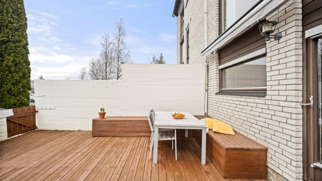 Terrassen har plassbygde benker med plass til oppbevaring i benkene.