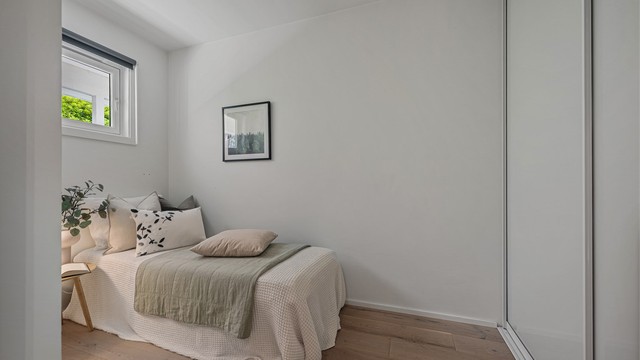 Soverom II er av bra størrelse med plass til stor seng. Det er på dette rommet også skyvedørsgarderobe med oppbevaringsplass.