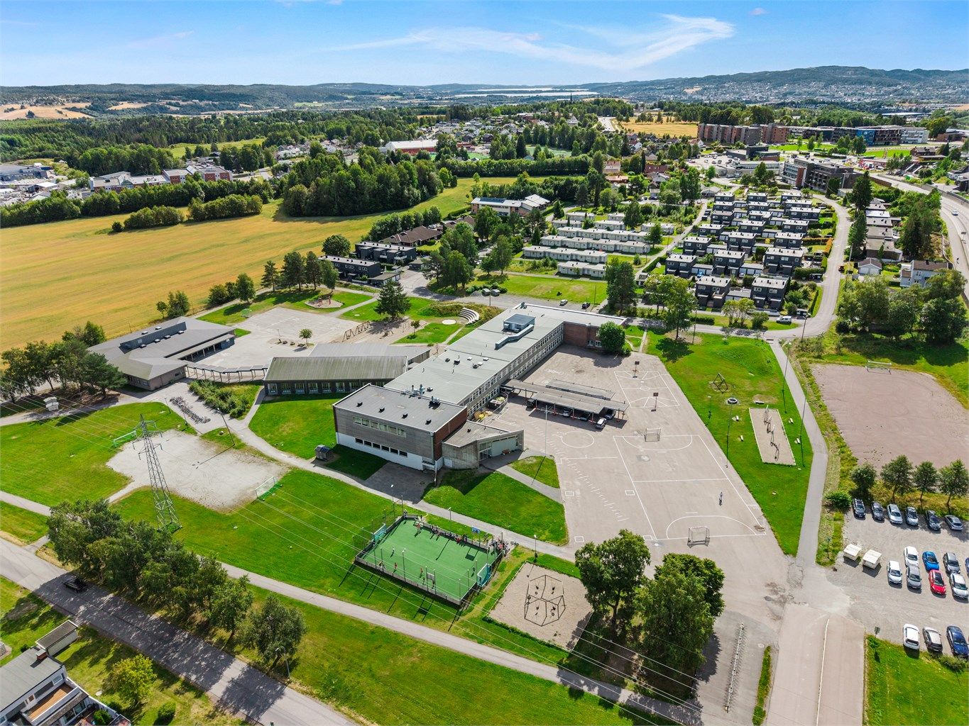 Åsenhagen skole ligger kun 400 meter fra boligen, en trygg og kort skolevei.
