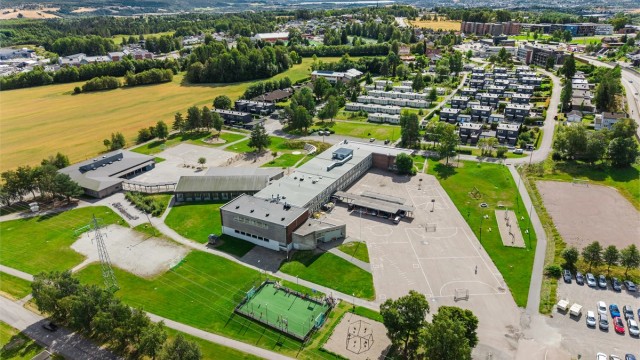 Åsenhagen skole ligger kun 400 meter fra boligen, en trygg og kort skolevei.
