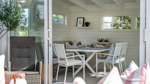 Glassdørene kan skyves helt til side for å integrere utestuen med terrassen.