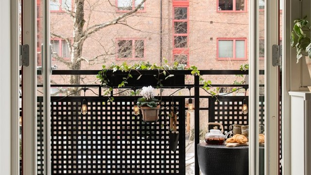 Fra stuen har du adkomst til skjermet vestvendt balkong. Dobbeltdøren bidrar til at balkongen blir en forlengelse av stuen. Perfekt for fine sommerdager.