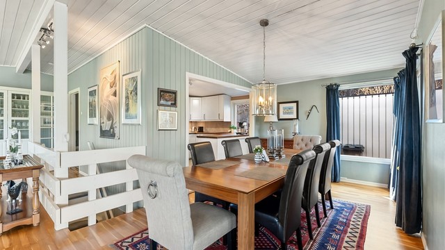 Plasseringen mellom kjøkken og stue gjør spisestuen til et naturlig samlingspunkt.