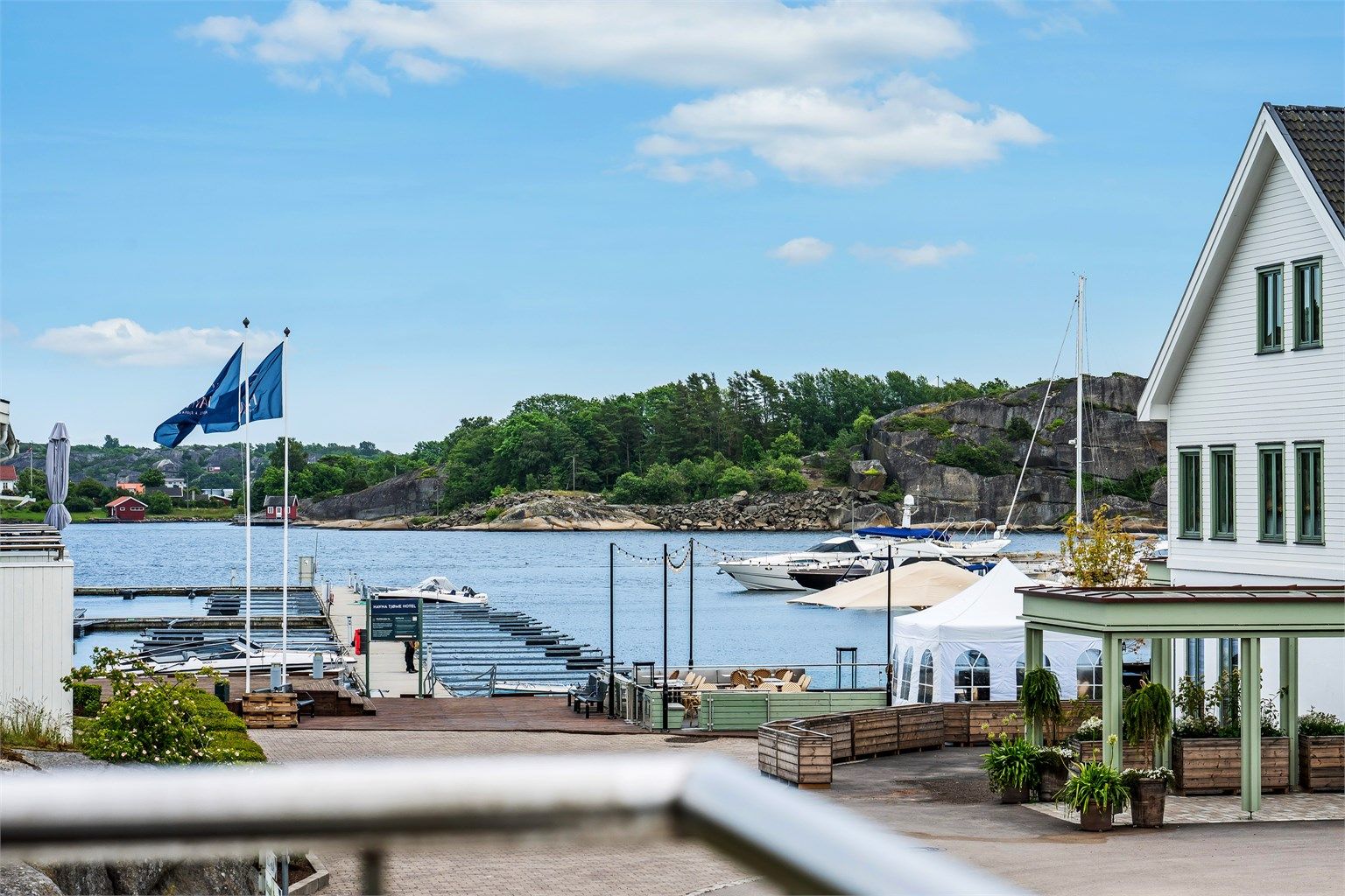 Fra balkongen kan du nyte utsikten mot sundet, hvor seilbåter og snekker glir forbi gjennom sommeren, til lyden av bølgeskvulp, måkeskrik og den karakteristiske maritime stemningen som gjør Tjøme til et av Norges mest ettertraktede ferieområder