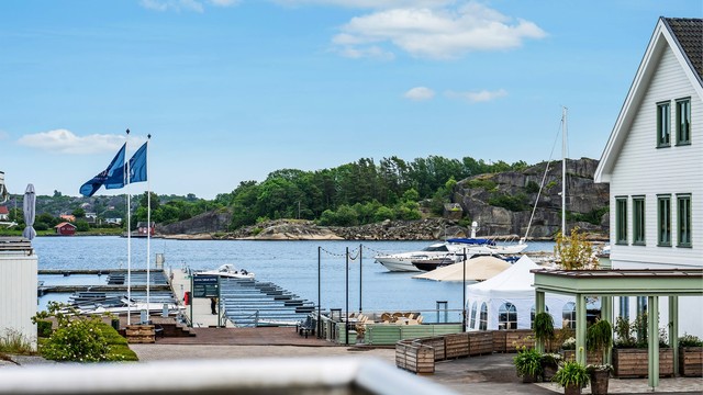 Fra balkongen kan du nyte utsikten mot sundet, hvor seilbåter og snekker glir forbi gjennom sommeren, til lyden av bølgeskvulp, måkeskrik og den karakteristiske maritime stemningen som gjør Tjøme til et av Norges mest ettertraktede ferieområder