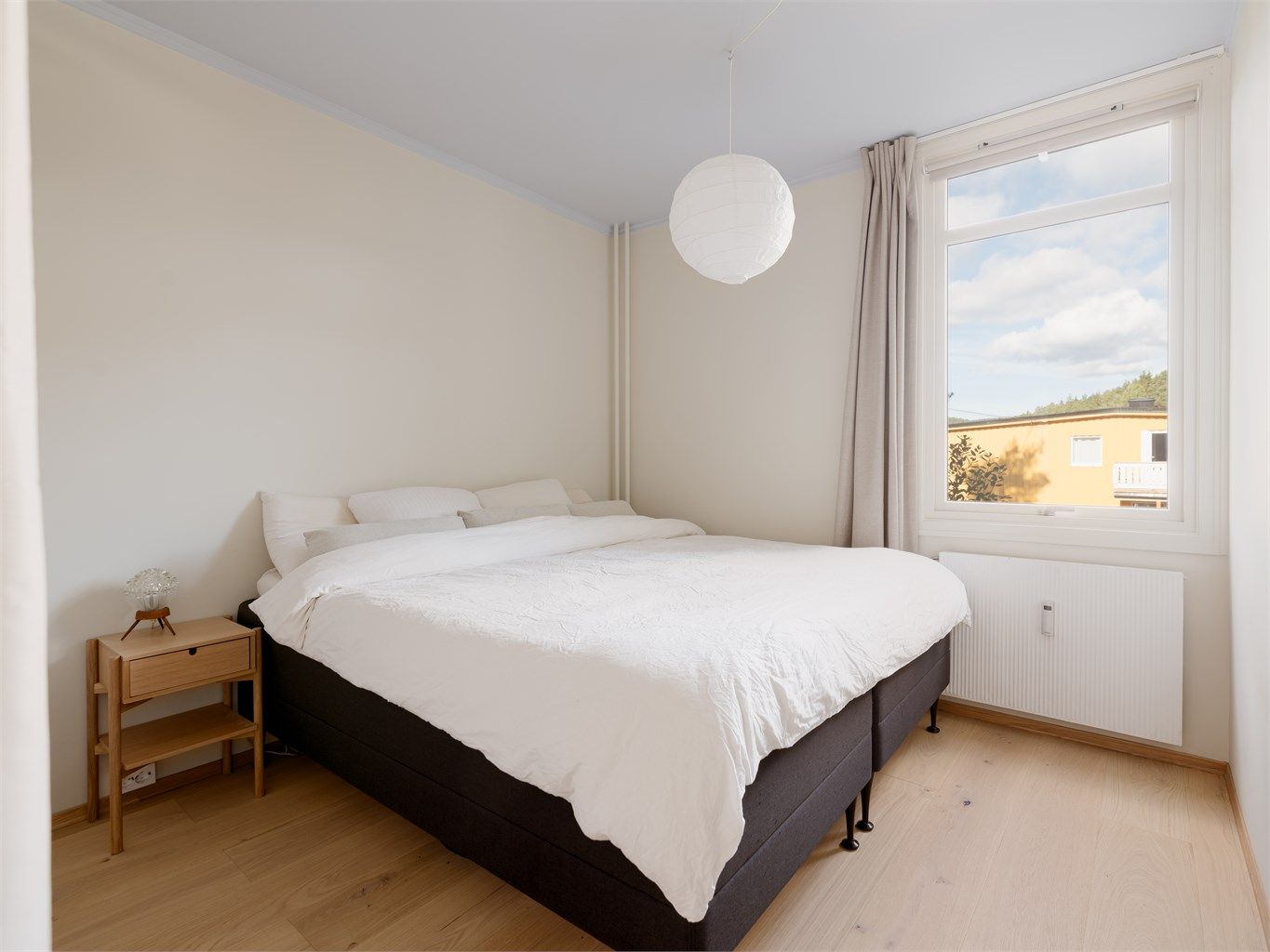 På hovedsoverommet er det plass til en stor dobbeltseng, og med den lyseblå himlingen føles det nesten som rommet har sin egen lille himmel å sove under.