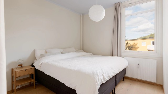 På hovedsoverommet er det plass til en stor dobbeltseng, og med den lyseblå himlingen føles det nesten som rommet har sin egen lille himmel å sove under.