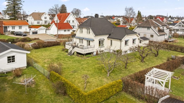 Velkommen til Jarleveien 36! En klassisk enebolig med stor, solrik tomt, beliggende i en rolig blindvei på familievennlige Haukerød.