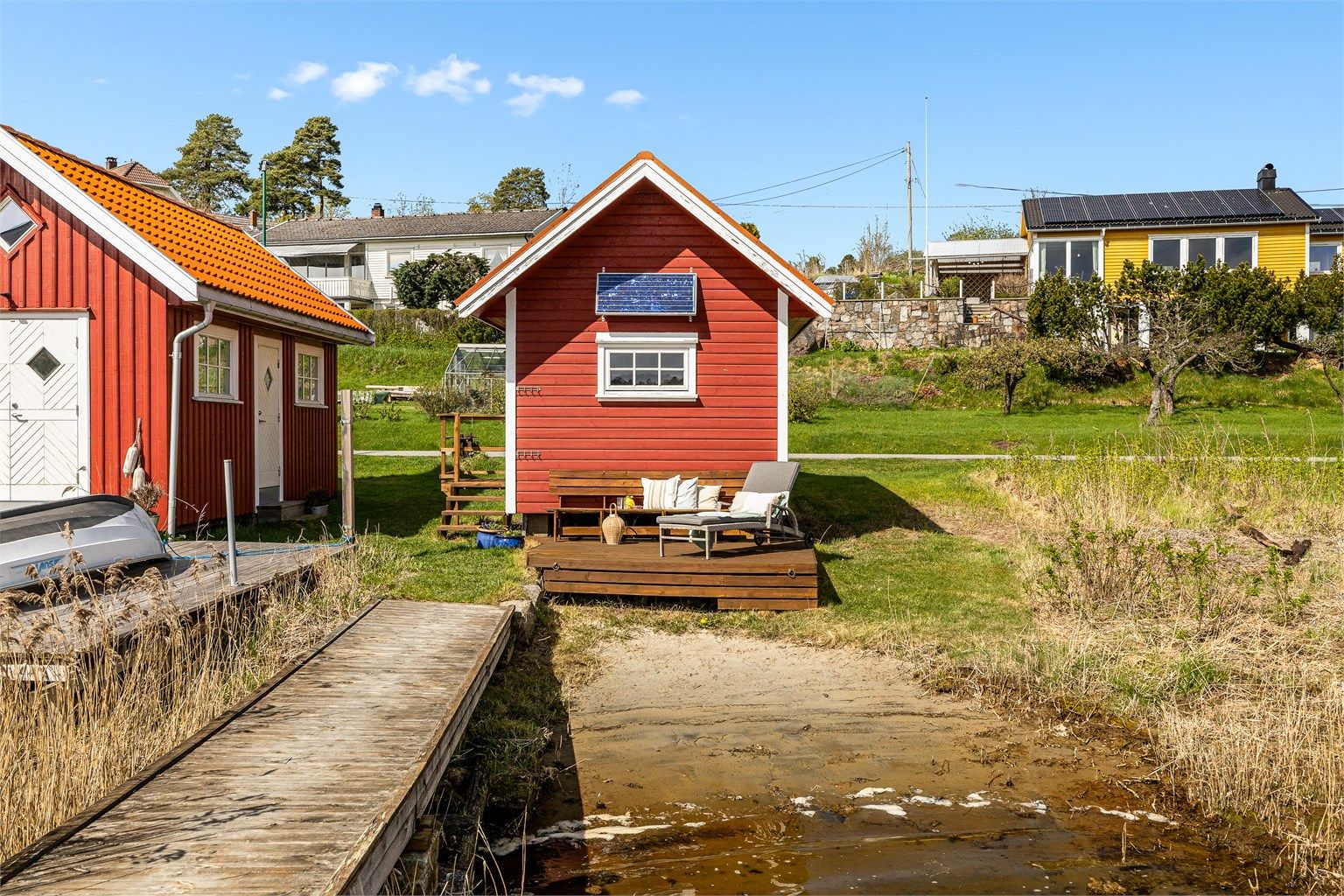 Med egen brygge, sjøbod og fantastisk utsikt ligger alt til rette for å ta del i øylivet på Sandøya, her er til og med en egen "privat" sandstrand.