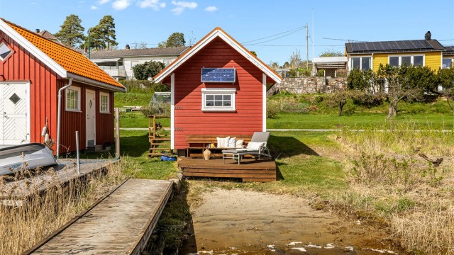 Med egen brygge, sjøbod og fantastisk utsikt ligger alt til rette for å ta del i øylivet på Sandøya, her er til og med en egen "privat" sandstrand.