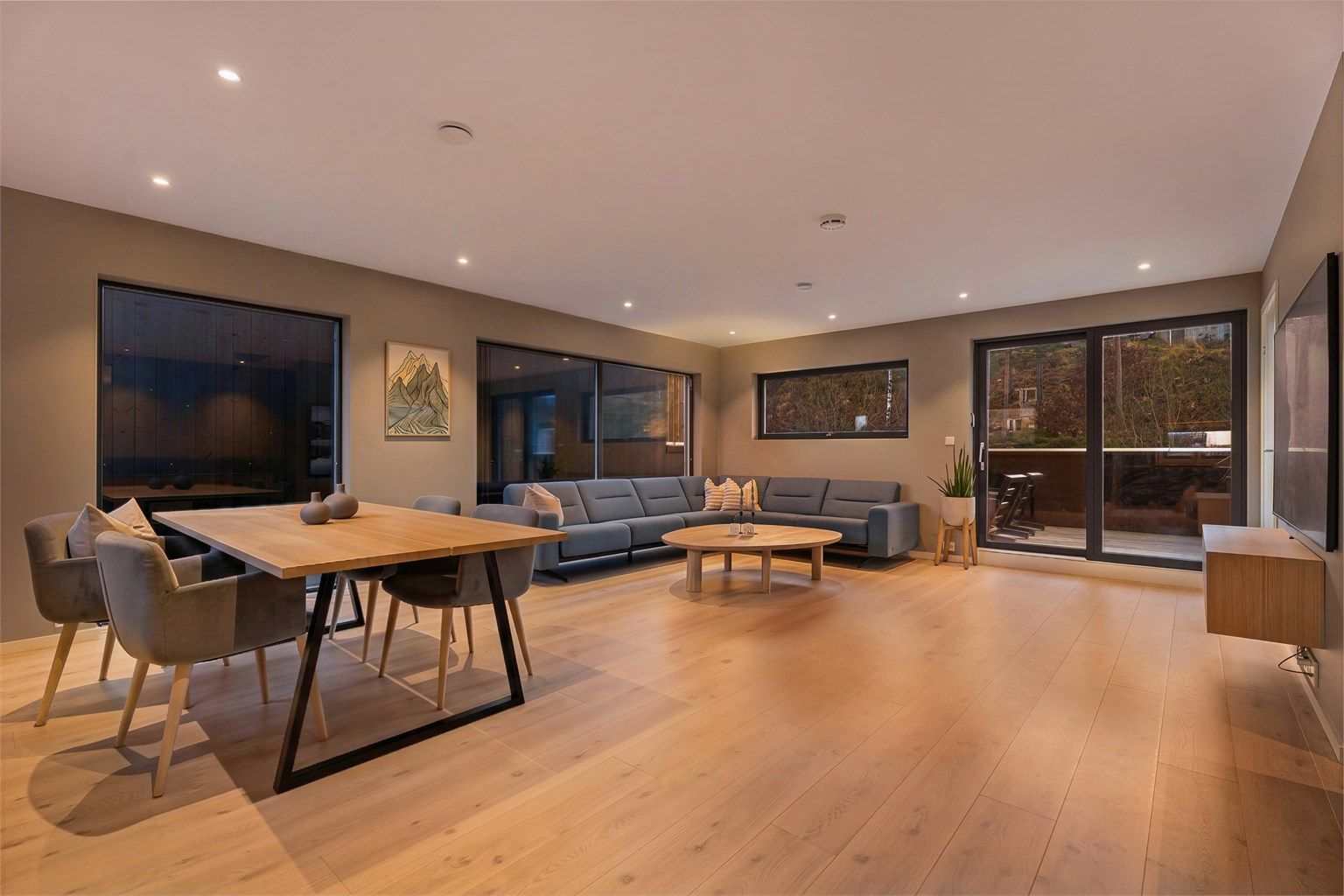 Det er godt med gulvareal i øverste etasje, og god plass til både familie og venner. 