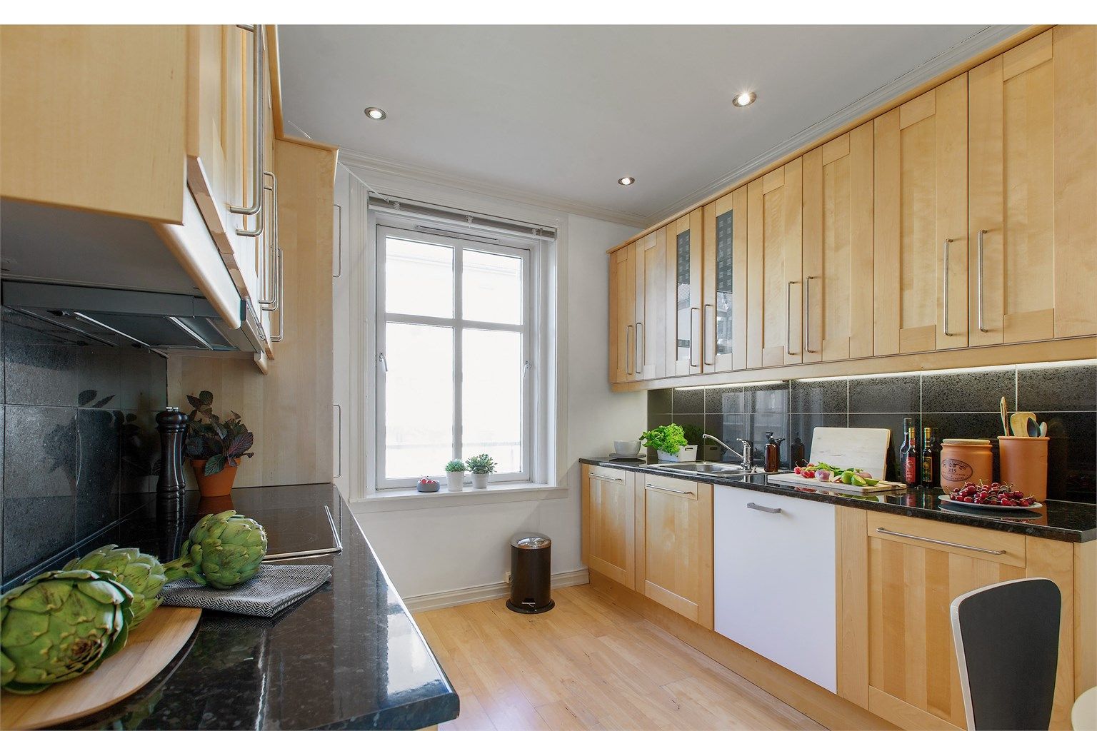 Godt med skapplass på kjøkkenet