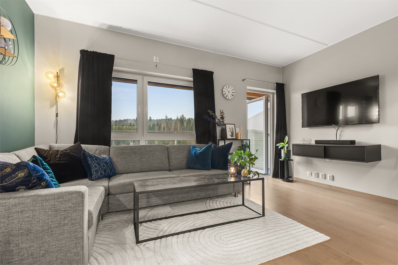 Fra stuen er det utgang til den herlige balkongen.