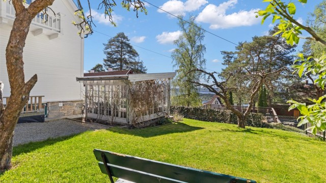 Tomten har flere solrike uteplasser, enkelte med noe fjordutsikt