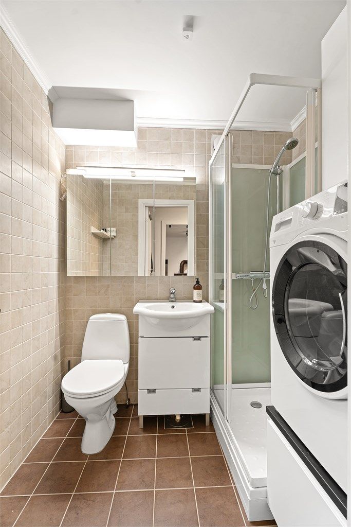 Badet utnytter plassen godt. Nytt dusjkabinett fra 2018 og speilskap med overlys i 2019