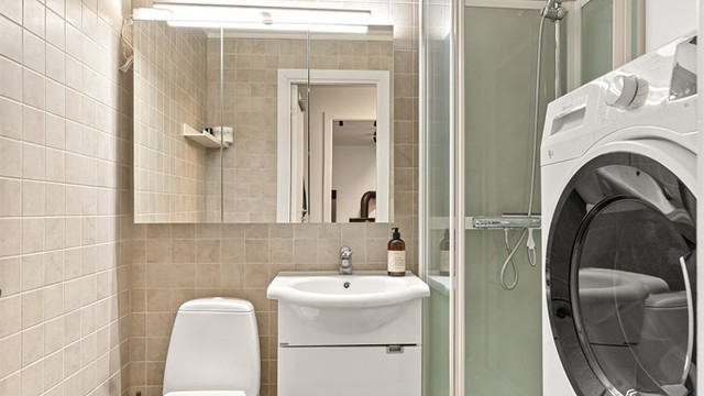 Badet utnytter plassen godt. Nytt dusjkabinett fra 2018 og speilskap med overlys i 2019