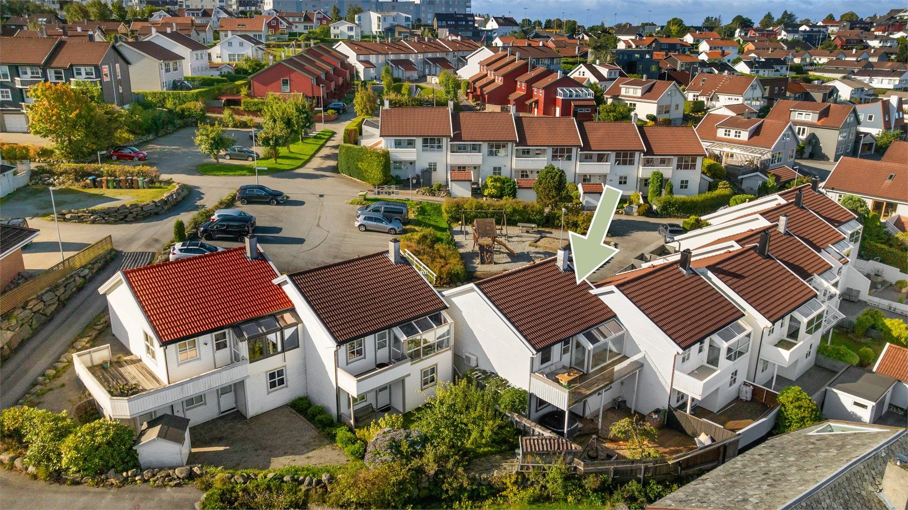 Boligen ligger ved en blindvei, i et barnevennlig område og har både terrasser og hage. Her kan man nyte solen fra morgen til kveld. 