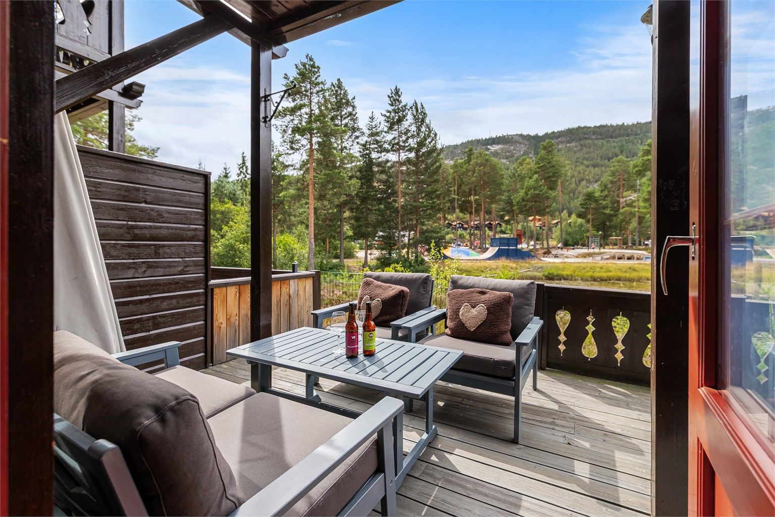 Fra stuen er det utgang til en sydvestvendt terrasse med plass til utemøbler.
Foto: Fotograf Magik