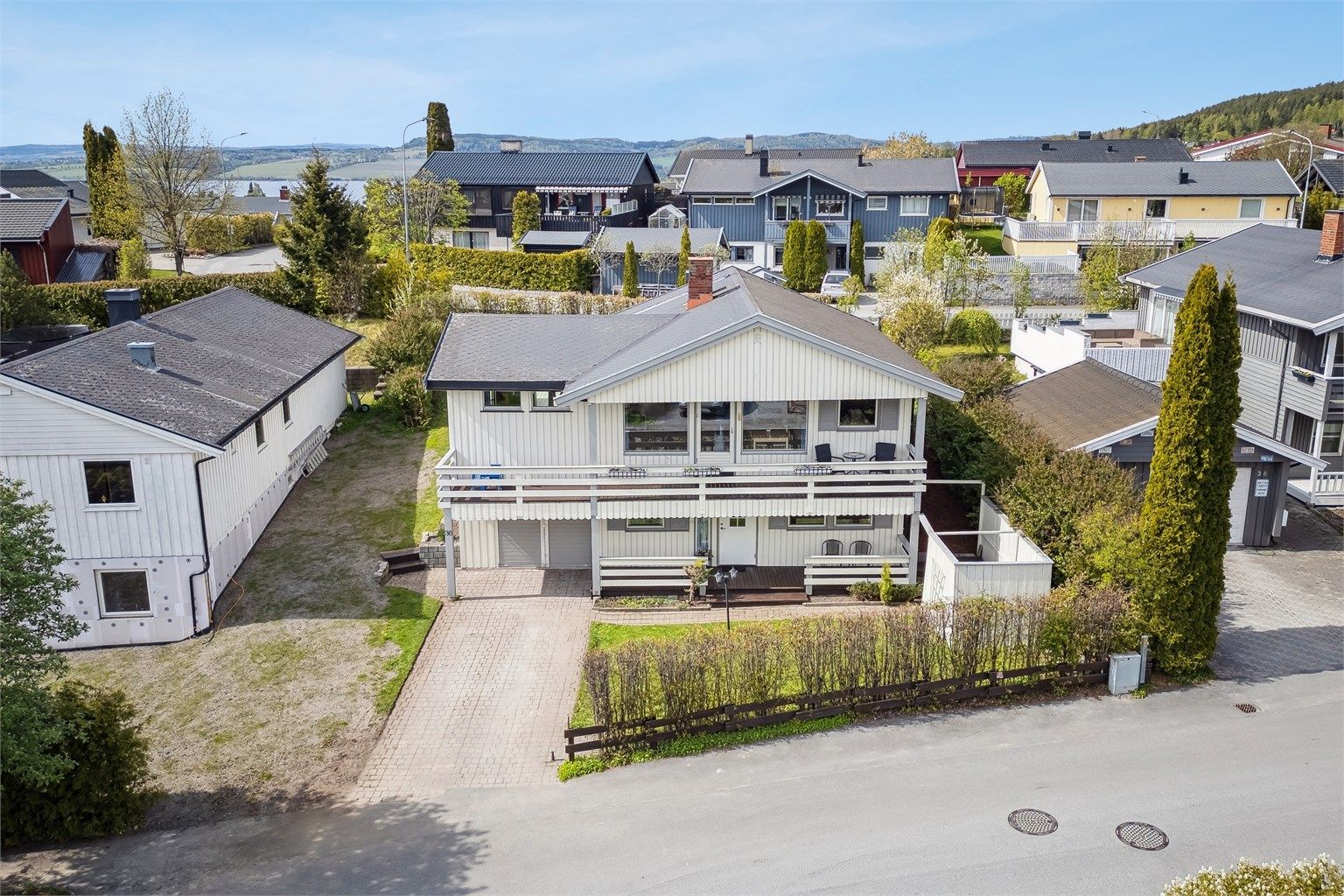 Velkommen til Hedmarksgata 36! Romslig og innholdsrik enebolig over to plan, ideell for barnefamilier som ønsker god plass og en trygg og rolig beliggenhet.