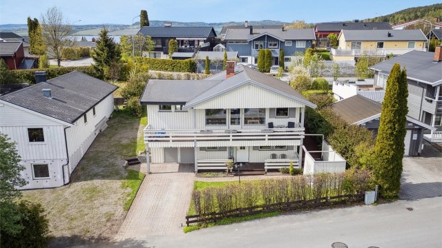 Velkommen til Hedmarksgata 36! Romslig og innholdsrik enebolig over to plan, ideell for barnefamilier som ønsker god plass og en trygg og rolig beliggenhet.