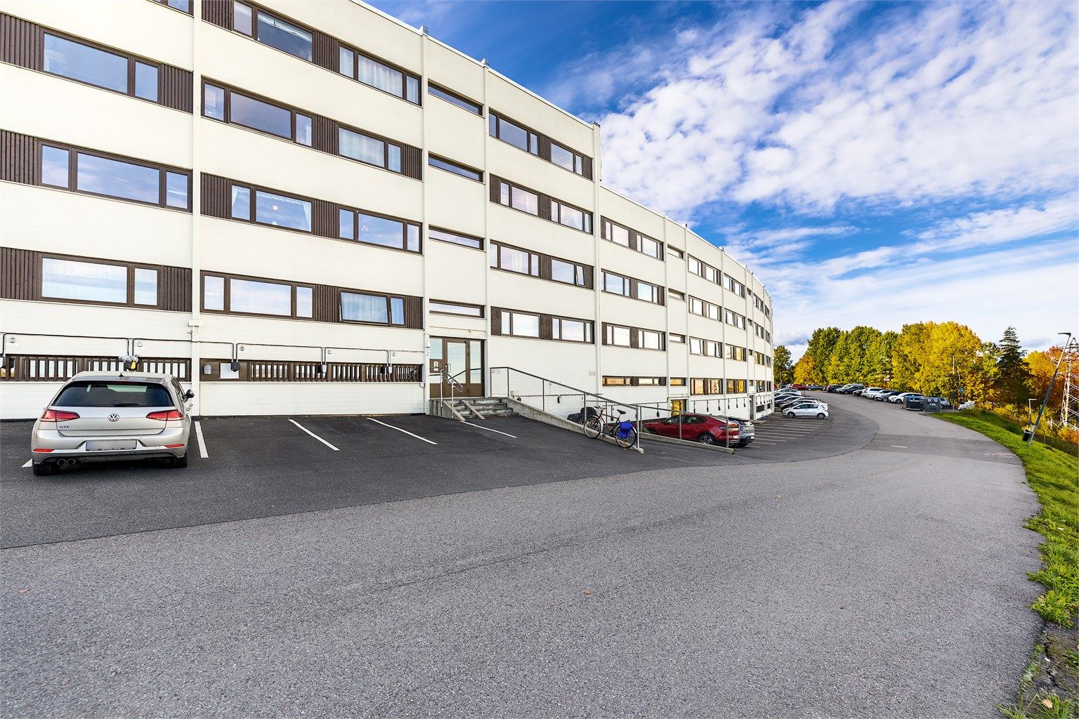 Parkeringsplasser foran blokken
