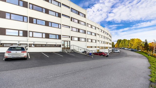 Parkeringsplasser foran blokken