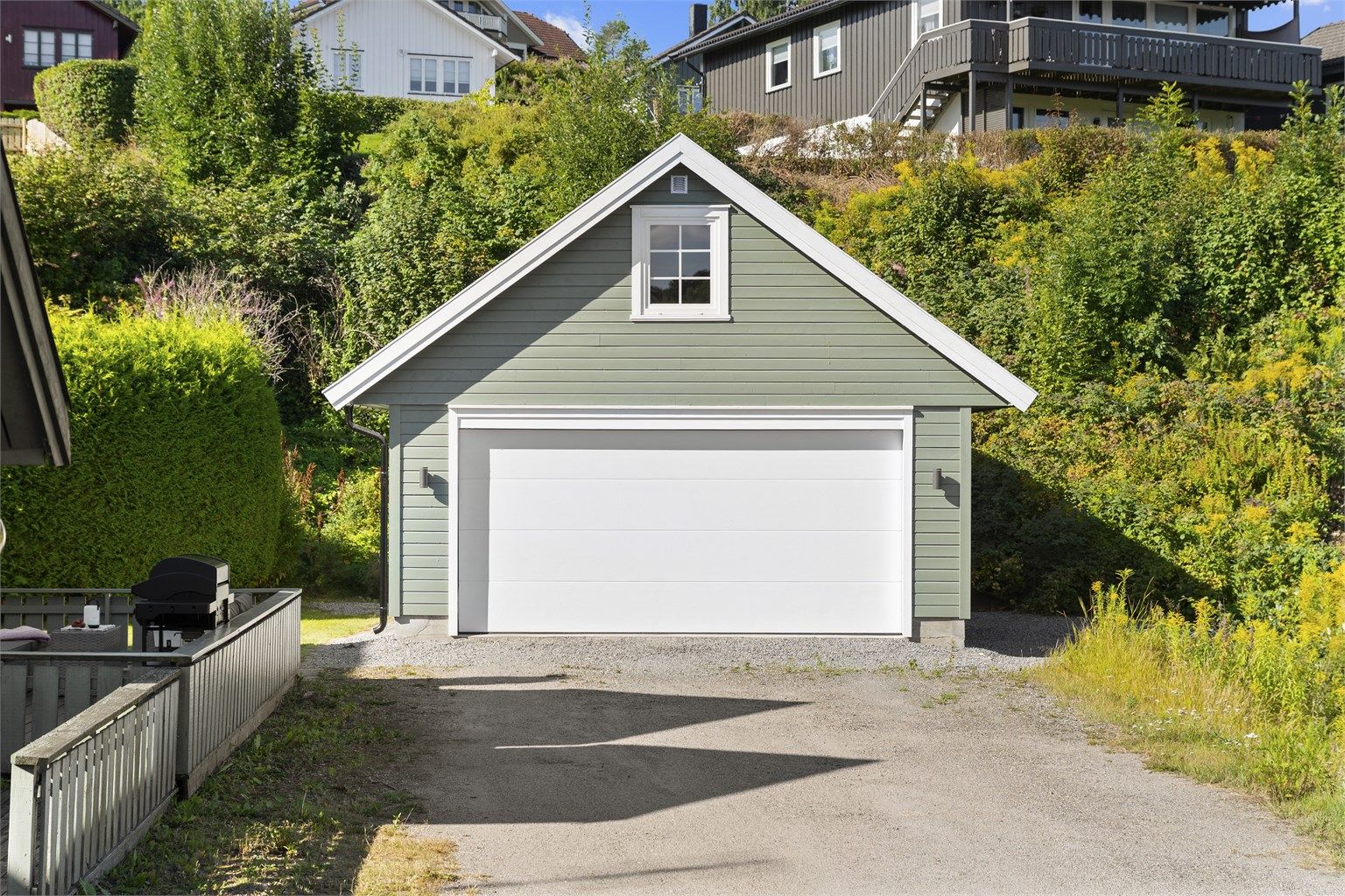 Nyere dobbelgarasje med el-bil lader, samt et rom på ca. 32kvm i 2. etasje.