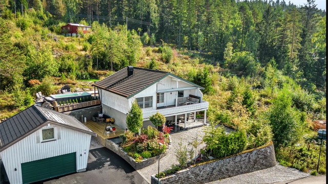 Velkommen til Ringdalsveien 18! Enebolig med flott beloggenhet. Nydelige solforhold, Gode parkeringsmuligheter. Skjermet og fin uteplass.